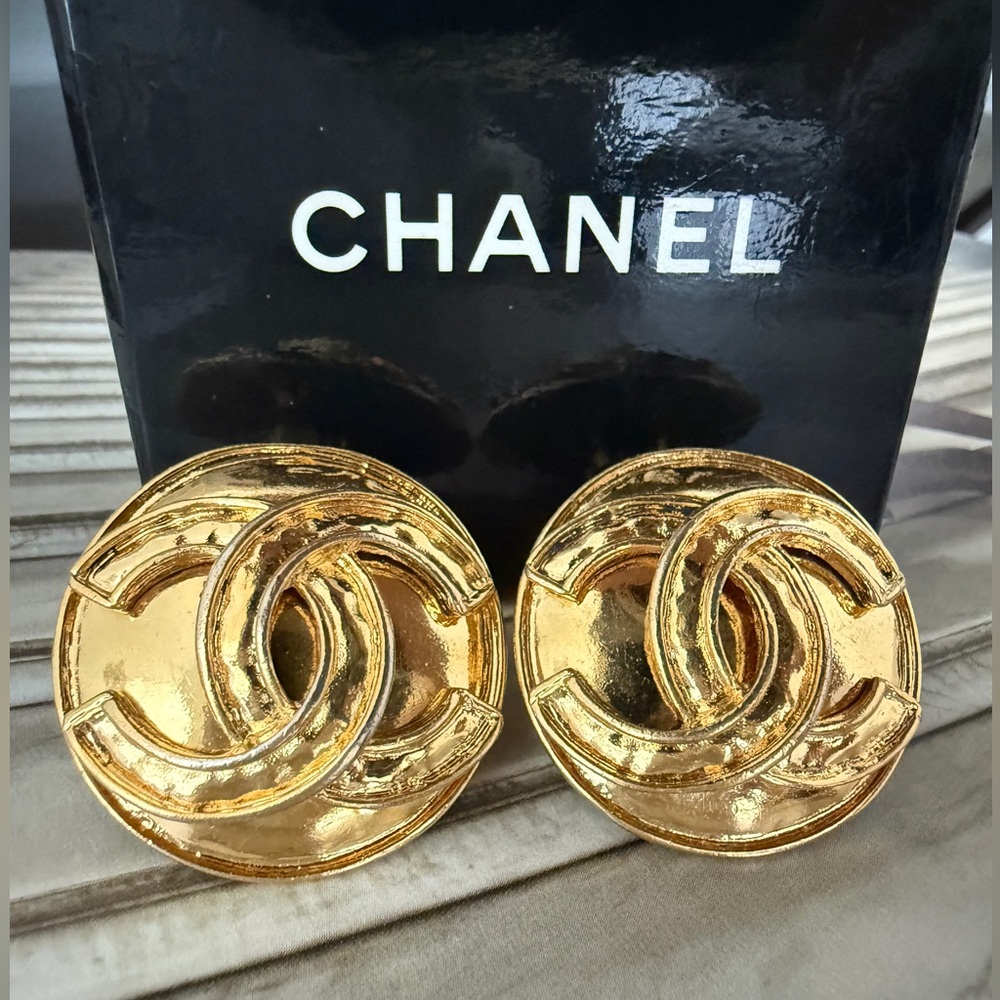 LOT 2253 24K gold plated CHANEL vintage 3D clip on earrings - Picture 2 of 16
